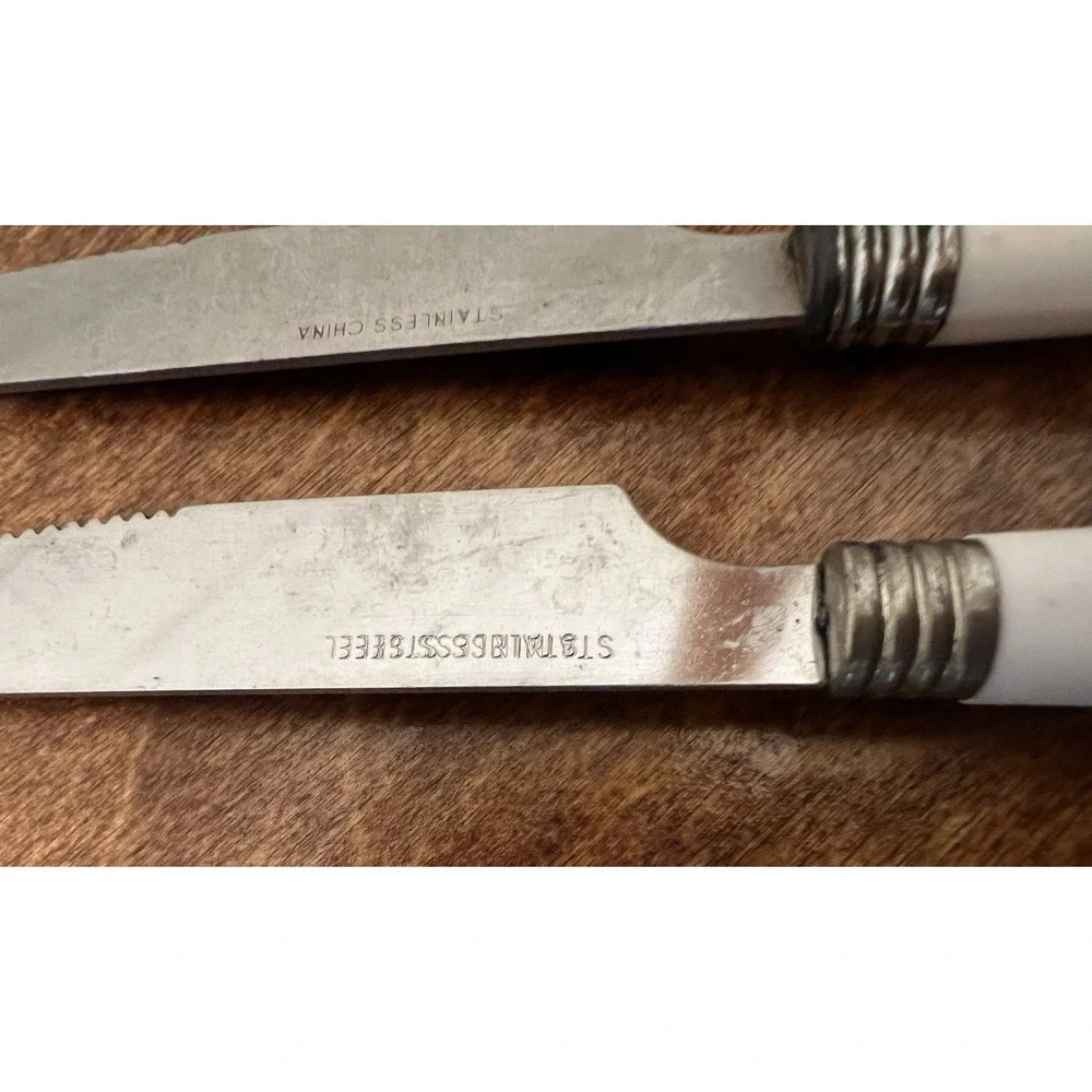 Lot of 4 Deco Stainless Flatware Knives With White Premium Plastic Handles